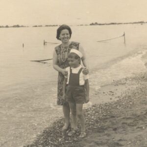 La mamma con Maurizio in coloniaa